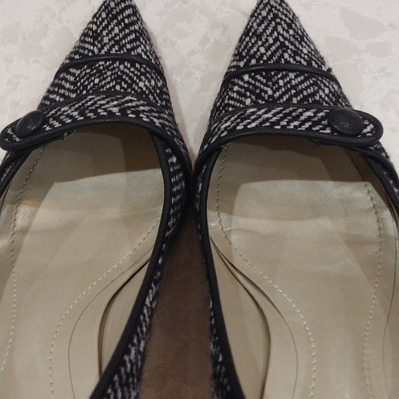 Ann Taylor. Black and White Fabric Low Pump. Size 8M. Like New. - Picture 6 of 8